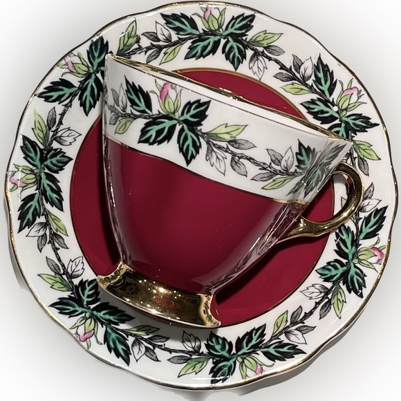 🎈2/$30 - WINDSOR TEACUP & SAUCER. Bone china. Red, flowers & gold rim. England. - Picture 2 of 9